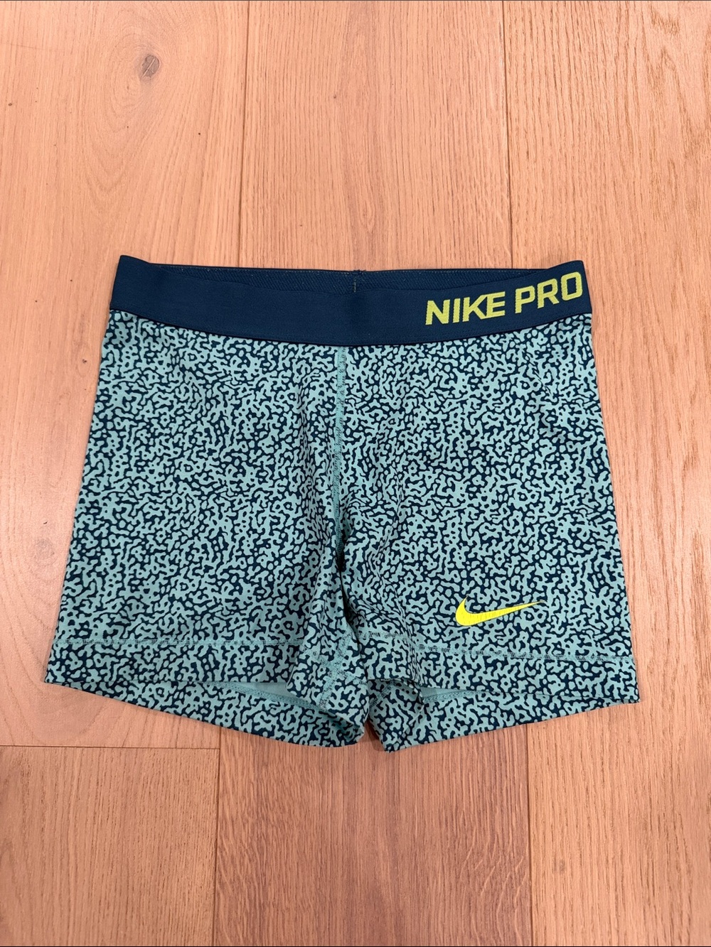 Nike Pro Green Patterned Compression Shorts Size Medium